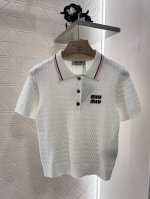 Miumi*2025新品上架 针织翻领短袖 定制Yb羊毛纱线织造 质感高级 透气舒适 针织翻领半开襟上衣剪裁 通体利用绞花钩针肌理交织 勾勒出规律花纹图案 凸显