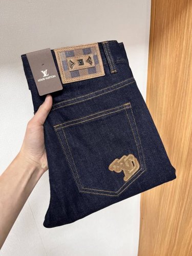 Lv 2025年春季最新品牛仔裤出入专卖店无压力 专柜热销款 品味与价值共享 身穿着非常舒适 低调不失奢华 穿出去非常有档次,裤型款式和裁剪亦无需多言 上身精致