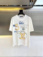 LV、2025早春手绘印花标识徽章圆领短袖T恤。客供精纺针织棉面料,手感质感顺滑细腻,轻薄透爽,内外兼具的裁剪工艺,时刻保持足够完美的造型.别具一格的手绘Log