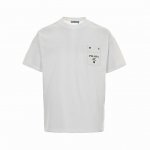 prada 普拉达 24Ss 皮牌假口袋短袖 胸前口袋设计彰显品牌格调超级洋气简约不简单 Logo超级显眼标志性超正 宽松版型一点都不挑人无数大卡男女都可完美驾