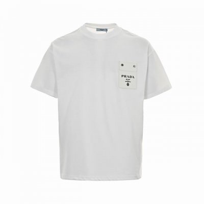 prada 普拉达 24Ss 皮牌假口袋短袖 胸前口袋设计彰显品牌格调超级洋气简约不简单 Logo超级显眼标志性超正 宽松版型一点都不挑人无数大卡男女都可完美驾