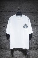 高版本Chrome Hearts克罗心 梵文泼墨满天星镶钻短袖！泼墨烫银印花+满天星烫钻设计简直了！面料使用 克32支全棉双纱面料，纹路清晰可见，质感柔软细腻光