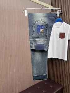 主推.长期有货 纪梵希 高品质 官网高端新品原单少数帅爆牛仔裤，百分百原单 百搭神器！今年最新流行的风格设计款式，采用进口棉花制作成的单宁布，上身舒适，剪裁设计