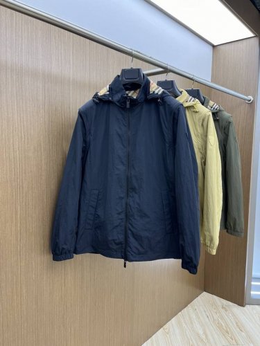 bbr 2540新款袖子可拆连帽夹克外套 马甲或者夹克外套随时切换 意大利进口面料时尚。欧洲专柜同步，上身更随意大方，专柜原版五金奢华高档定制新作！奢华品牌特质