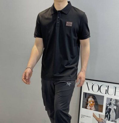 moncle*蒙口25S新款翻领T恤.基础款Polo推荐～订制品牌皮标呈现出销量榜首！经典品味又不失风度，干干净净的纯色.胸口精致品牌皮标工艺.百分百丝光珠地棉