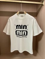 miumiu 2025新款 圆领 短袖 T恤 高端版本！专柜定制面料 透气舒适度高，细节无可挑剔，品牌元素设计理念，体现高品质。手感细腻柔软！呈现休闲裁剪，上身