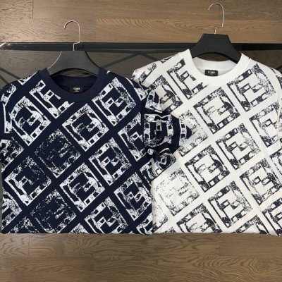 芬迪 Fendi 2025 夏季新款双F满印字母刺绣短袖T恤 采用面料 32支双纱+洗水面料 水洗不易变形 全身满印F图案 胸前恶魔眼睛刺绣+字母刺绣Logo