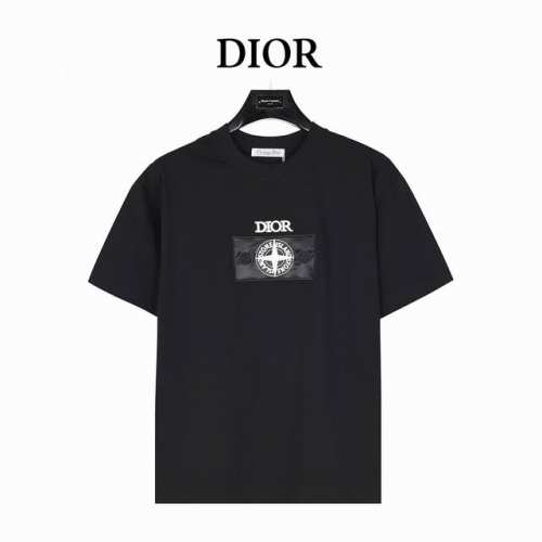 dior X Stone Island 联名款 25Ss 罗盘贴布刺绣短袖T恤 此款T恤采用了280克高支高密的面料，质感高端，独家定制。 我们特别采用了定织定