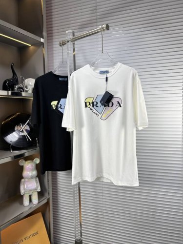 prad*普拉达 Ss25夏季新款 胸前印花图案圆领短袖T恤，今年芬迪真是越来越棒不同于其他款式，更是时尚达人必须入手的一件！定制220G高克重丝光面料 ，手感