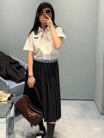 mium*25Ss春夏新款 格子拼接中长款百褶半身裙。羊毛材质 原版开发！高版出品！经典高腰A字裙型，这一季最新的格子拼接腰身，前后片重工打褶，褶位和褶量精致工