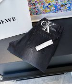 上新 轻商务Ck刺绣牛仔裤 官网在售 原单爆款刺绣修身版牛仔裤，版型超赞细节做工无可挑剔！ 采用原版面料，柔软有垂感，上身无敌！ 颜色：高级灰 尺码：30-31
