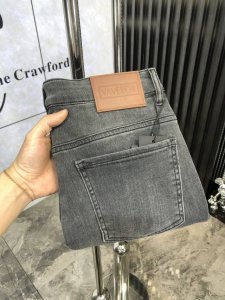 范思哲。2025春夏高级时装感，超柔牛仔面料 , 浅色洗水牛仔裤。 面料很特殊，超细精仿棉纱混纺，超柔舒适感。 具备牛仔随性感 ,休闲感 ,6亦有轻松感 ,时尚