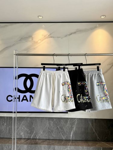 Chanel 香奈儿 刺绣针织短裤 几条短裤是夏日常备，但即使穿短裤也要有品，不能掉品味！这款就是你们的最佳选择，珍珠吊坠饰，时髦藏在小细节里面，应该会是你这个