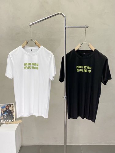 Miumiu缪缪独家专供新款原单男士休闲短袖 高端定制 高版本 时尚百搭爆款进口面料 手感超柔软细腻 穿着亲肤舒适 高端精品 代工厂P精细做工 上身非常赞 男士