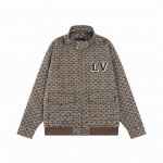 款号S29 Lv 25Ss 王鹤棣同款 来自优雅的哈灵顿布鲁森的灵感，采用低调米黄色搭配，胸前背后饰有Lv徽章和犬徽，原版开模 重工五金配件！男女同款 M L