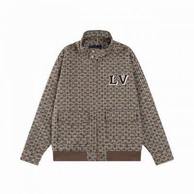 款号S29 Lv 25Ss 王鹤棣同款 来自优雅的哈灵顿布鲁森的灵感，采用低调米黄色搭配，胸前背后饰有Lv徽章和犬徽，原版开模 重工五金配件！男女同款 M L