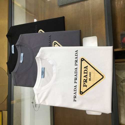 新品 prad... 2025春夏新款首发专柜最新款短袖圆领T恤 高端订制 设计前卫时尚 品牌Logo重工艺设计 高端定制双丝光面料.手感柔软.穿着舒适.专柜级