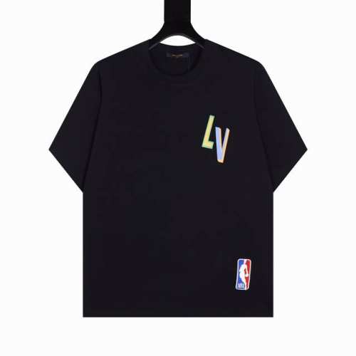 款号Y439 Louis Vuitton 路易威登 Nba联名最新款印花短袖T恤 Lv Nba联名短袖工艺说明：此款采用60支双股长绒棉双纱入机240克平纹布，