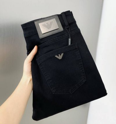 翻单出货 经典百搭Amani阿玛尼牛仔裤 后袋开模定制五金标识，非常标签化，高级皮牌属于灵魂式的存在，复古且时髦摩登，完美标榜了品牌的身份！ 客供高级进口的丹宁