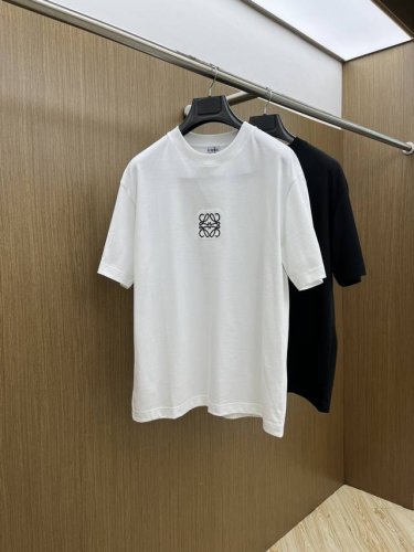 新款 Loe 高端定制 2025春夏新款首发专柜最新款短袖圆领T恤 高端订制 设计前卫时尚！品牌Logo重工艺设计 高端定制丝光云朵棉面料.手感柔软.穿着舒适.