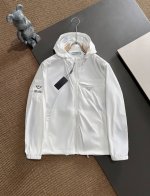 P330 Prada 经典款机能休闲外套拉链防水设计、普拉达防晒面料和谐又时尚没有违和感、亚太地区订单台湾外贸公司原单货产地意大利、材质精致细腻似乎是普拉达专利