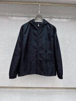 lv 2450春夏官网新款男士连帽夹克外套 高定面料 透气舒适度高，细节无可挑剔，品牌元素设计理念，做工考究工艺复杂，专业代购级体现高品质。Lz手感细腻柔软！呈