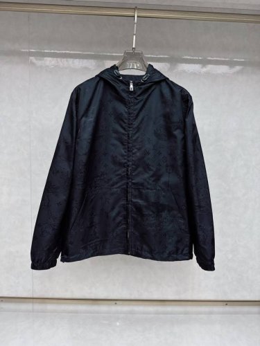 lv 2450春夏官网新款男士连帽夹克外套 高定面料 透气舒适度高，细节无可挑剔，品牌元素设计理念，做工考究工艺复杂，专业代购级体现高品质。Lz手感细腻柔软！呈