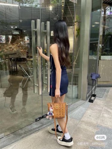 mcm菜篮子，送小狗挂件 小红书超火经典复古不老气，相对轻雾粉更显质感，凸显生机活力。 入手之后绝对爱不释手！小巧轻便，容量还大，足以装下女生出门的整个小世界：