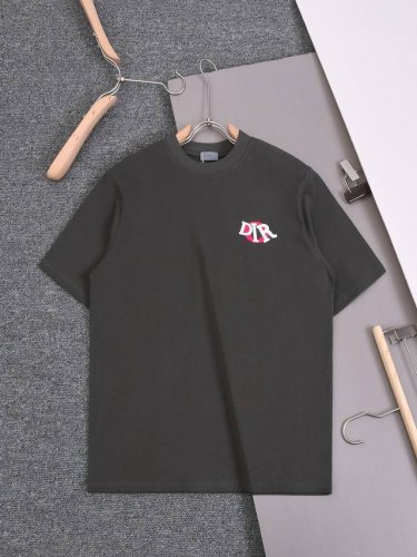 中山最高版 欢迎对比 新款上架 新款25S迪奥植绒加压胶T恤，纯棉洗水面料，洗水后300克重左右。柔软亲肤细腻。做工细致，厚度适中。男女同款，宽松版型，时尚减龄