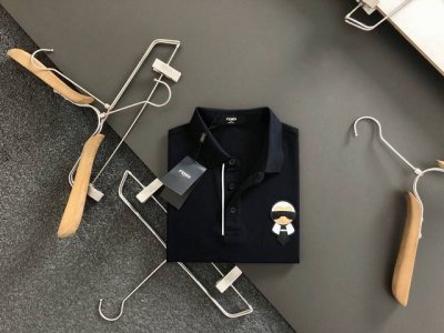 fend*合身版型 最新最顶级版本卡通老佛爷贴标Polo短袖，最顶级的品质专柜原单短袖，顶级制作工艺进口面料，专柜款独特设计，采用进口高端订制进口丝线手感一流！