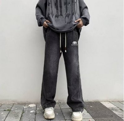 上新 2025年巴黎世家Balenciaga秋冬新款水洗牛仔裤！渐变直筒复古风 此牛仔将经典风格与现代感的设计语言相融合，这款休闲牛仔很好穿的哦！面料舒适透气