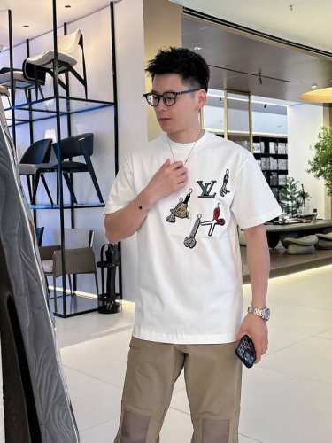 Lv 2025早春最新最顶级多工艺融合刺绣 工具图案刺绣圆领短袖 本款圆领短袖展现 2025春夏秀场 Lv Multi Tools 主题的诙谐意味，重工打造整身