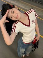 新款上新 Adidas2025年夏季新款女款 V 领收腰女款 三条杠织带条设计三叶草小三叶经典刺绣Logo短袖T恤！情侣款男女同款宽松版型！阿迪达斯三叶草男女透