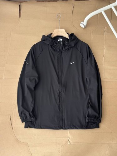 nike男女款连帽风衣夹克外套,经典小钩子印花Logo 同步更新Nike耐克轻薄外套皮肤衣防晒衣 穿上身冰冰凉凉的感觉 男女情侣款连帽拉链设计 内里全包边 内外