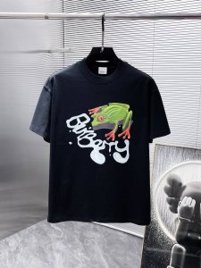 普拉达 prada 2025Ss新款 半袖 体恤 短袖 圆领T恤 高端版本 专柜定制面料 透气舒适度高 细节无可挑剔 品牌元素设计理念 体现高品质 手感细腻柔软
