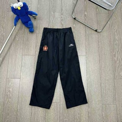 款号277 Balenciaga丨巴黎世家 24Ss 联名曼联足球运动长裤 高立领插肩袖双头拉链开合2个拉链斜口袋同系配色滚边细节 松紧袖口和腰围胸部饰以Foo
