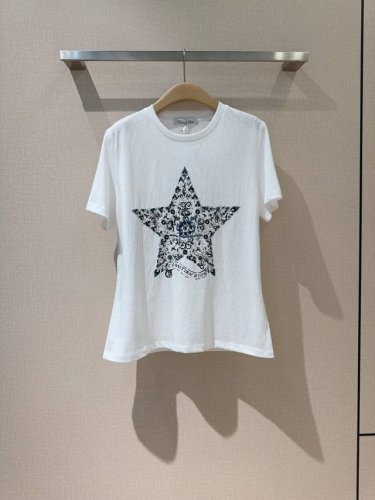 Dior *2025新款强烈推荐 这款T 恤以优雅Dior*美学为灵感、 采用白色棉质和亚麻混纺平纹针织面料精心制作，饰以幸运星重工星星刺绣，圆领设计，是各季节