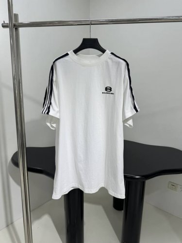 新品Unity Sports Icon廓形T恤 同源平纹针织面料 肩部做了撞色条纹 正面饰以Unity Sports Icon艺术作品刺绣 成衣洗水做旧 男女同