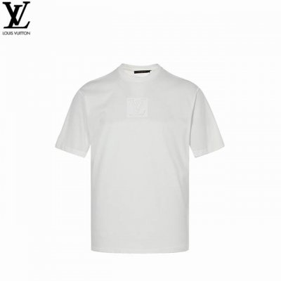 Louis Vuitton 路易威登 立体浮雕压花Logo短袖 5700购入Zp，采用16S麻棉克重230G ，搭配32S双纱1×1螺纹，面料螺纹同缸定染。胸前