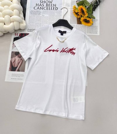 Louis Vuitton 2025新款圆领刺绣字母链条T恤 将时尚与品质完美融合 定制Yb原生全棉材质 具备极佳的透气性 穿着舒适自在 质感上乘 克重纯棉中融