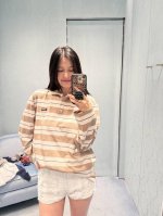 Miumi* 25Ss春夏新款 徽标撞色条纹翻领撞色长袖T恤丨独家Yb开发！高版出品！软软糯糯却又不失筋骨感。经典撞色条纹，低调不浮夸，简单有魅力。翻领设计，修