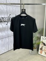 p180 Givenchy (纪梵希)25Ss春夏新品Givenchy印花圆领短袖T恤，正面缀饰品牌字母立体印花设计，重新定义了不断演变的标志性风格，为男士衣橱