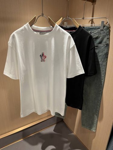 moncler蒙家 2025春夏最新男女同款贸易订单短袖T恤，全品相！！网红款！采用Logo图案刺绣设计！上身舒适透气，不僵硬，整体有着丰富的立体感，品质出口订
