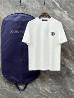 Lv 2025春夏新款圆领 首发专柜最新款短袖圆领T恤 高端订制 设计前卫时尚 品牌Logo重工艺设计 高端定制原版面料 手感柔软 上身穿着舒适 专柜级别精致车
