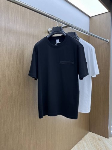 But 独家首发 25早春新款短袖 男士日常出门闭眼搭 高级定制面料短袖T恤 魅力在于创造了简约奢华感的时尚,随意搭配感受英式风格独特气质. 宽松的版型展现出休