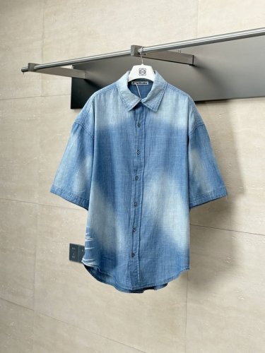 acne Studio* 25Ss 1996系列牛仔短袖衬衫 定制亚麻牛仔面料 区别于传统纯棉牛仔布 Acne 将亚麻纤维混入丹宁底布 通过定制纺纱工艺调整亚麻