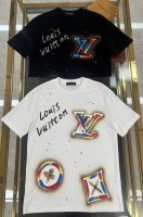 Lv 2025春夏新款首发专柜最新款短袖圆领T恤 高端订制 设计前卫时尚 品牌Logo重师傅真手绘工艺设计 高端定制丝光云朵棉面料.手感柔软.穿着舒适.专柜级别