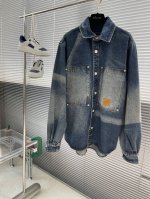 长裤 上衣 -驴牌 25Ss新款工装衬衫采用棉质丹宁布塑造宽松廓形，以日晒褪色效果亮相 2025 春夏秀场。左侧胸袋点缀 Marque L.Vuitton Dé
