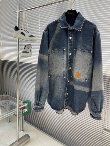 长裤 上衣 -驴牌 25Ss新款工装衬衫采用棉质丹宁布塑造宽松廓形，以日晒褪色效果亮相 2025 春夏秀场。左侧胸袋点缀 Marque L.Vuitton Dé