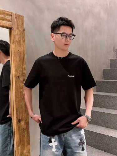 杰尼亚短袖系列 季度 2025春夏 颜色 黑色 白色 石墨灰 尺码: M-3Xl 克重 220克重 成份 100%纯棉 工艺 图案真空云朵贴布刺绣融入了经典元素